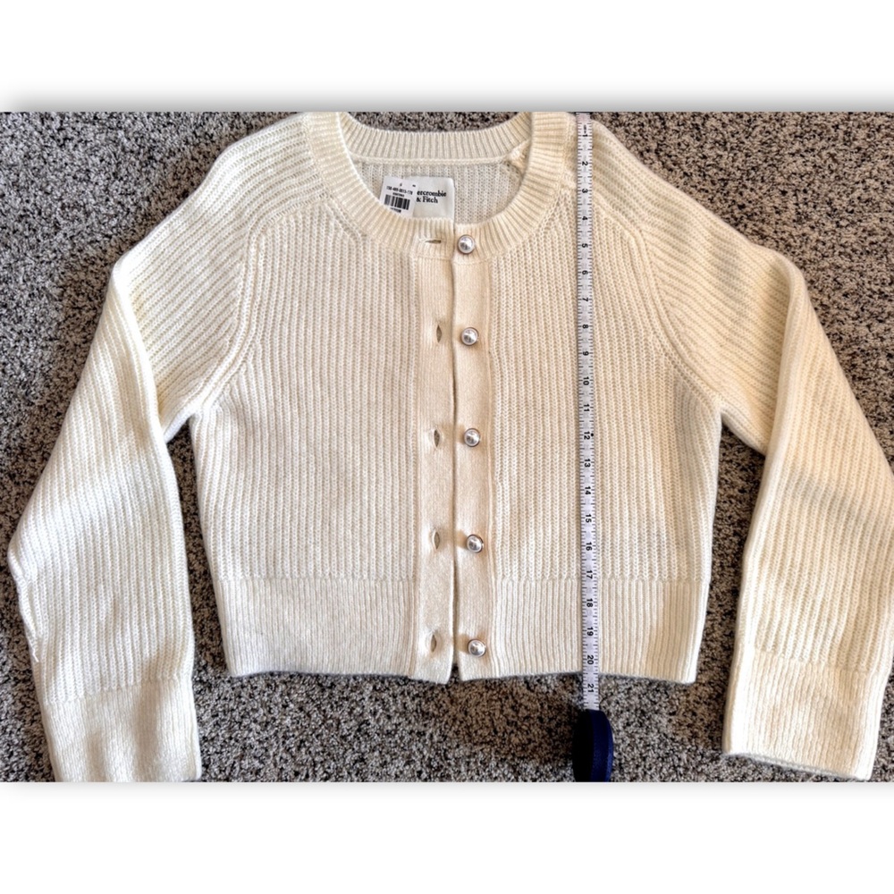 Abercrombie & Fitch Cream Pearl Button Cardigan • Size M • NWT